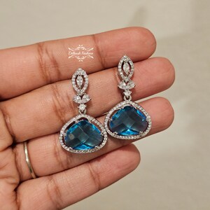 Pendientes de bisutería con circonitas blanca y centro azul For Discount